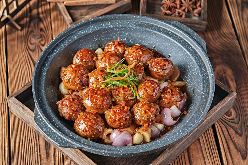 砂锅洋葱蒜子酱烧肉馅酿口蘑图片