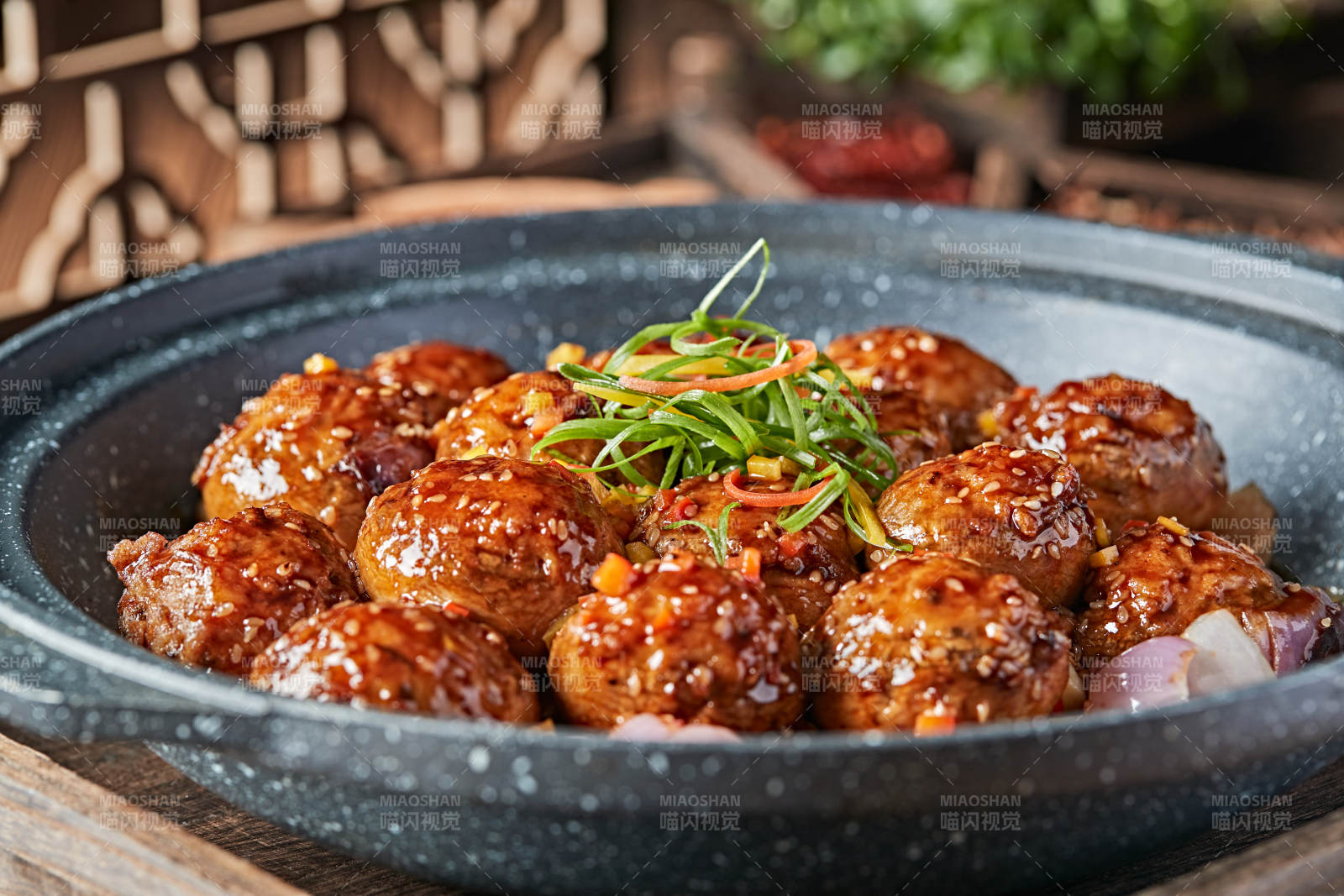 砂锅洋葱蒜子酱烧肉馅酿口蘑图片