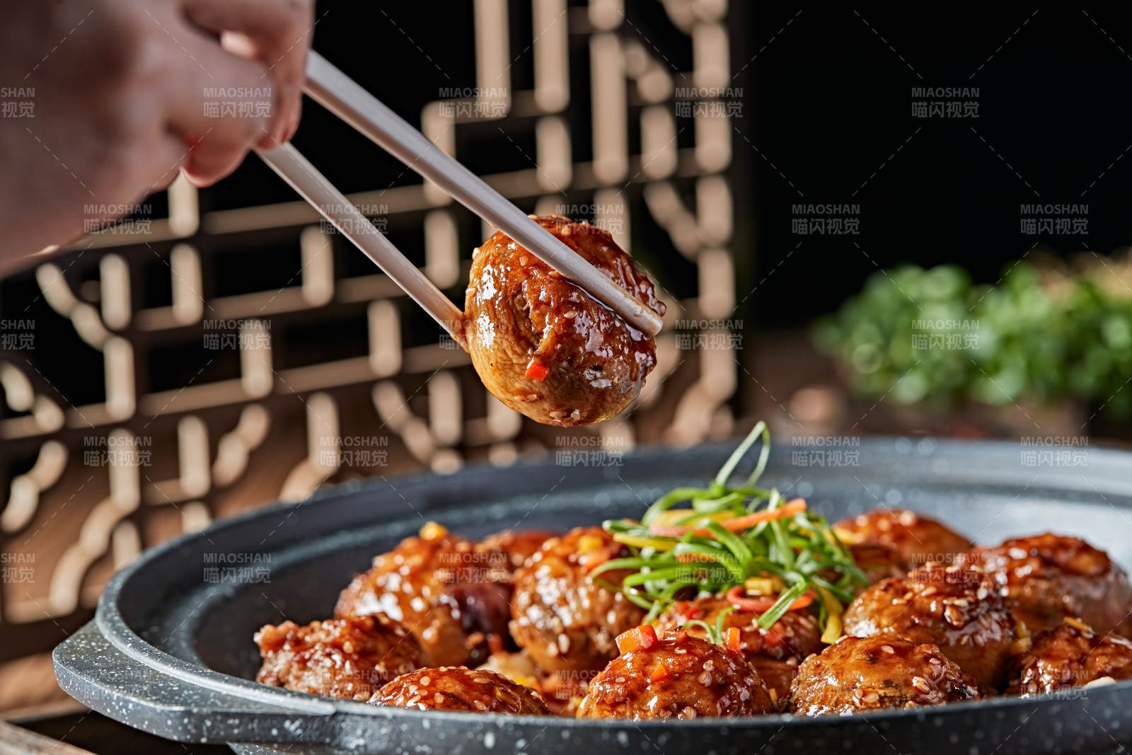 砂锅洋葱蒜子酱烧肉馅酿口蘑图片