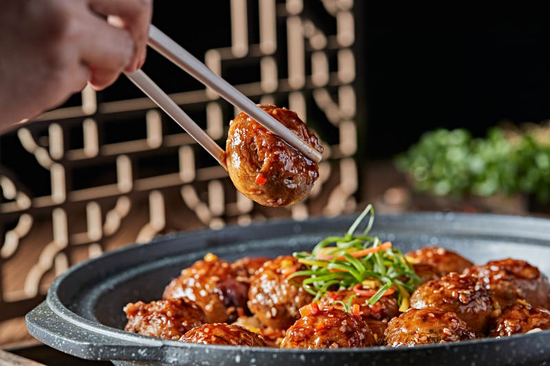 砂锅洋葱蒜子酱烧肉馅酿口蘑图片