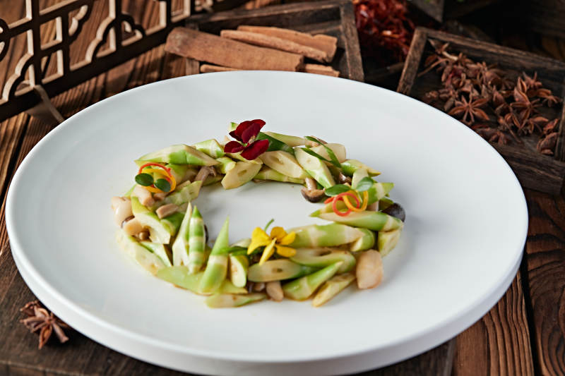 凉拌卤水春笋白玉菇图片