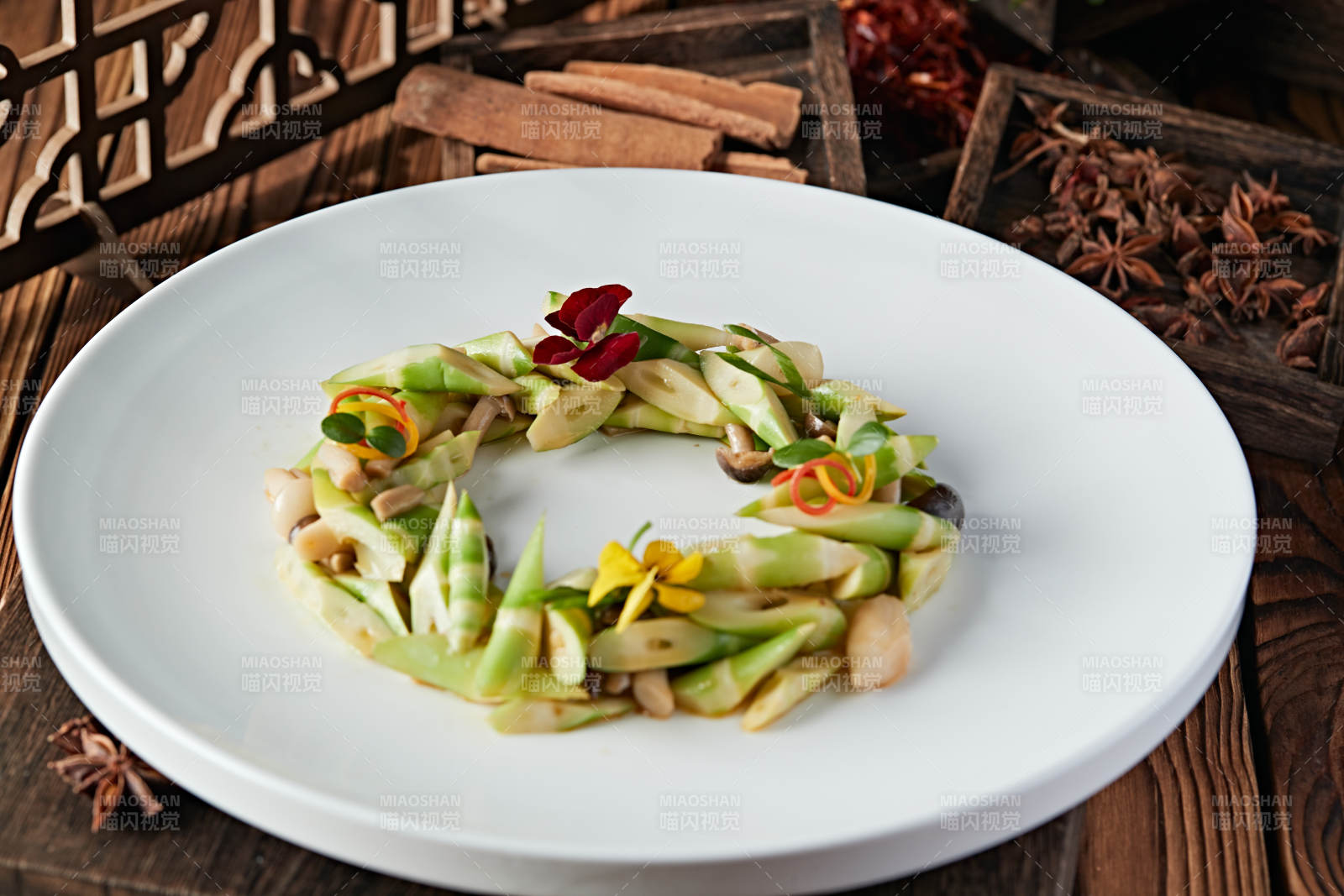 凉拌卤水春笋白玉菇图片