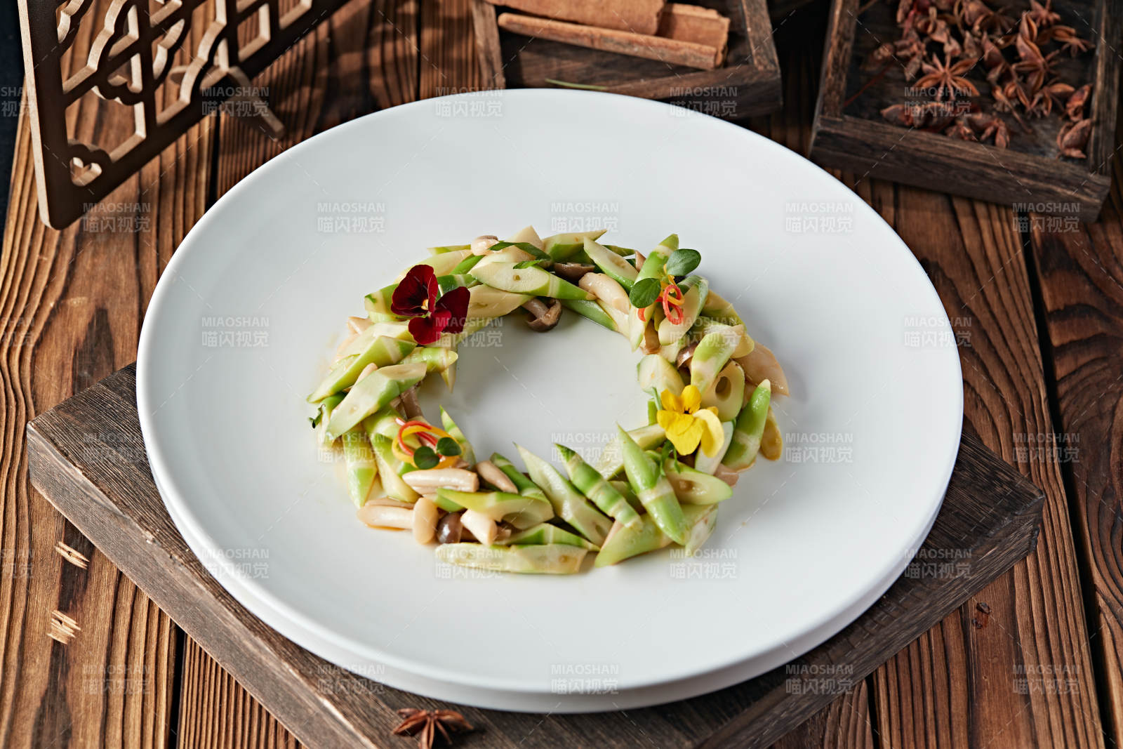 凉拌卤水春笋白玉菇图片