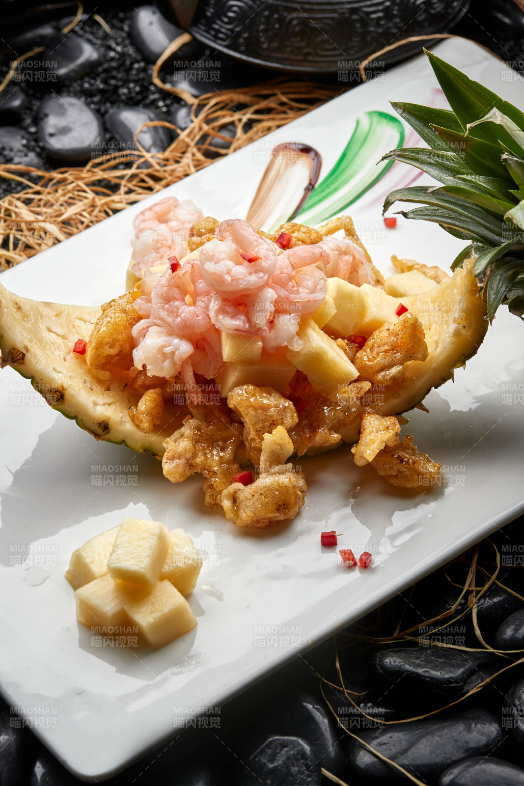 白色瓷盘装的鲜菠萝虾仁咕咾肉图片