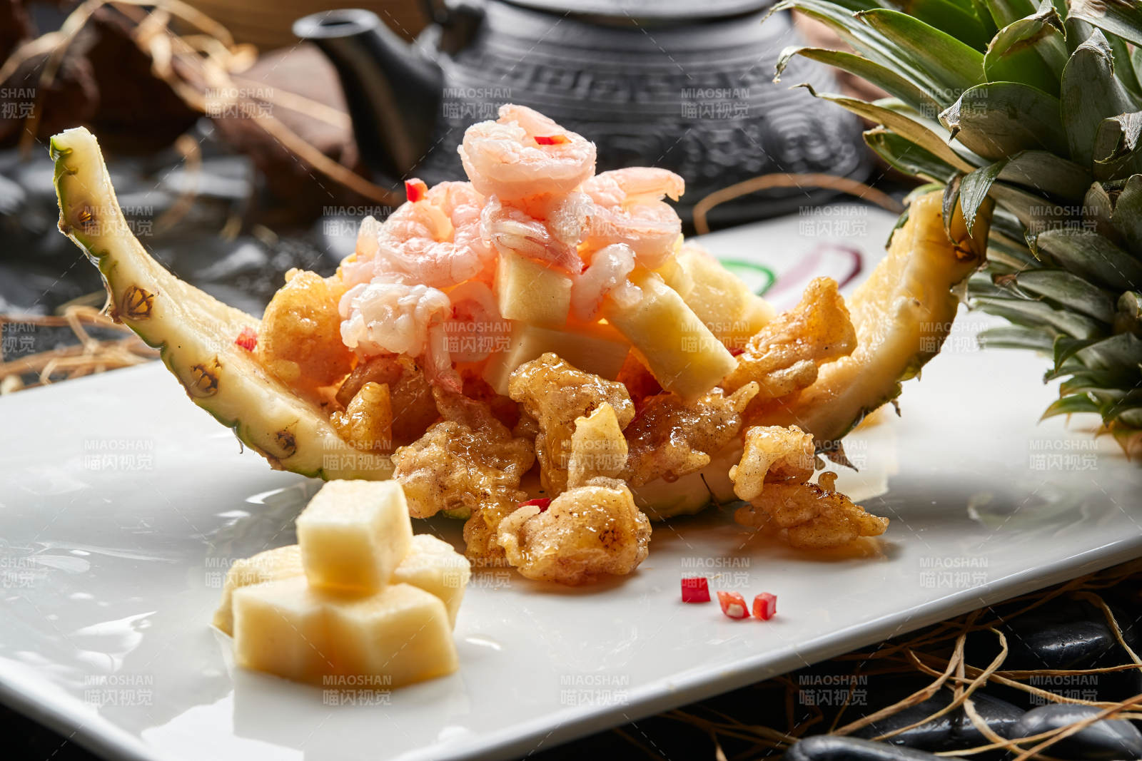 白色瓷盘装的鲜菠萝虾仁咕咾肉图片