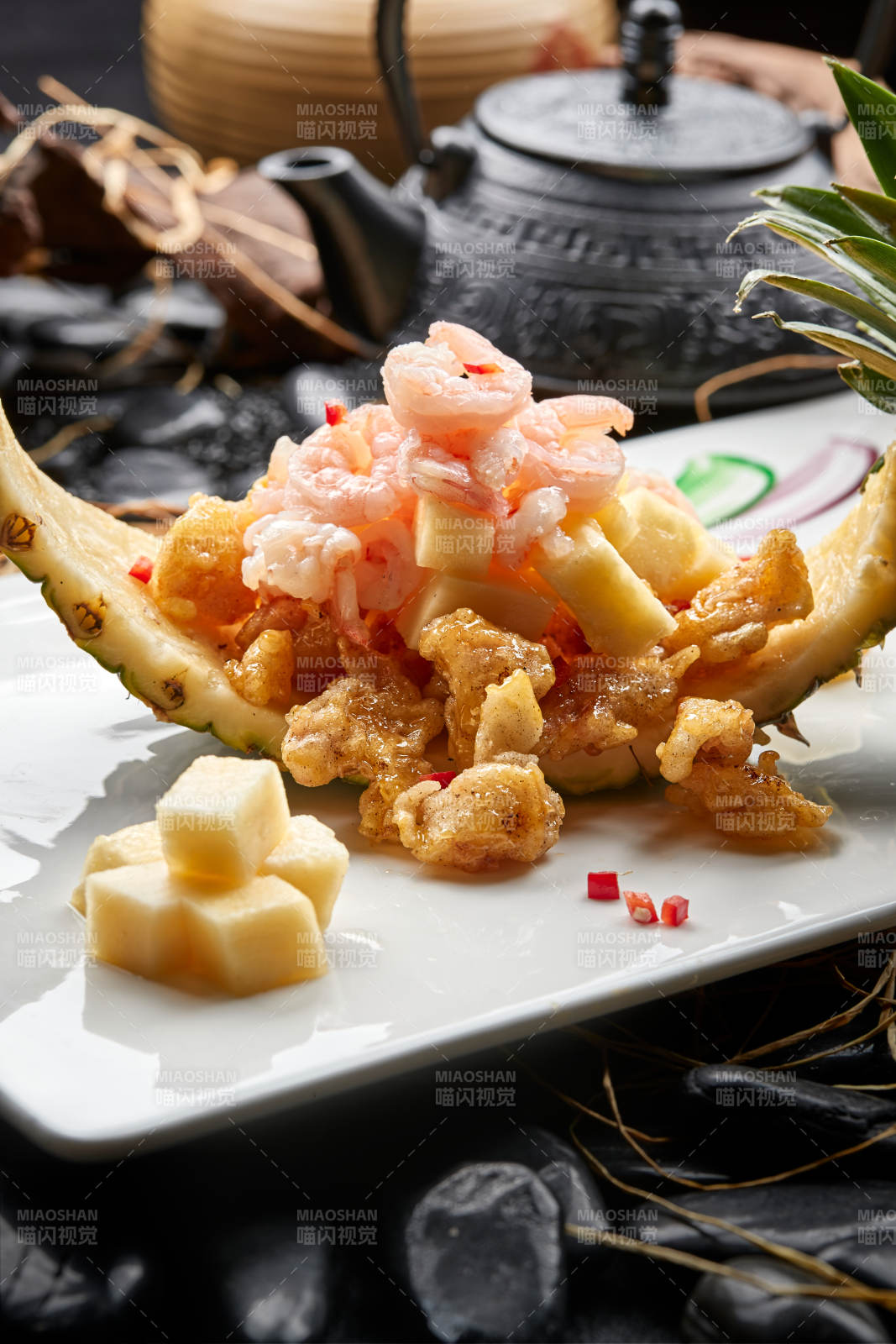 白色瓷盘装的鲜菠萝虾仁咕咾肉图片