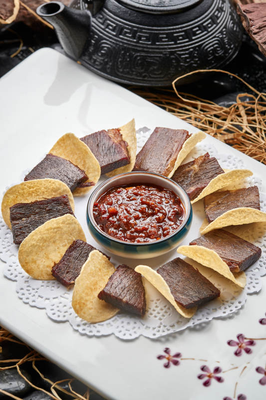 白色瓷盘装的蘸酱脆香牛瓜条配薯片图片