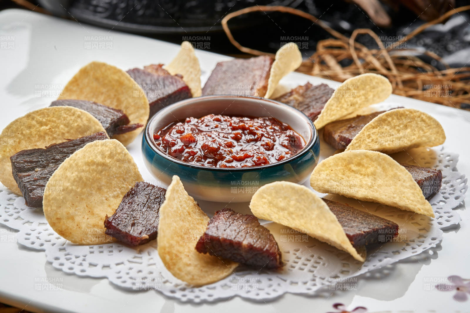 白色瓷盘装的蘸酱脆香牛瓜条配薯片图片