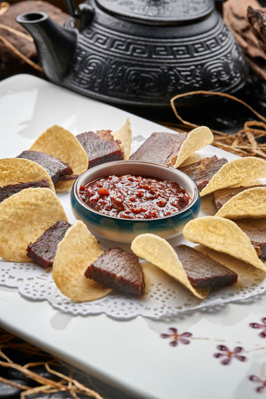 白色瓷盘装的蘸酱脆香牛瓜条配薯片图片