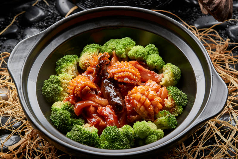 砂锅鲜鲍鱼皮参焖蹄筋配西蓝花图片