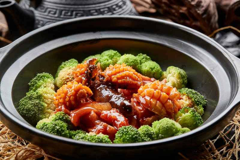 砂锅鲜鲍鱼皮参焖蹄筋配西蓝花图片