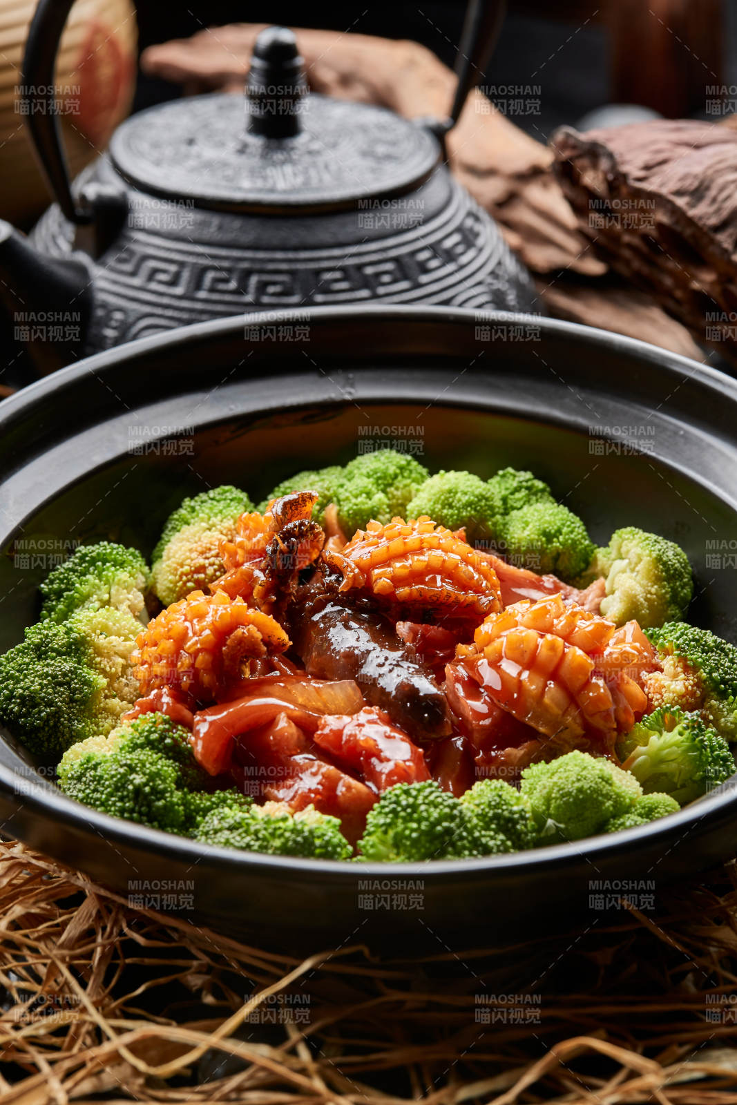 砂锅鲜鲍鱼皮参焖蹄筋配西蓝花图片