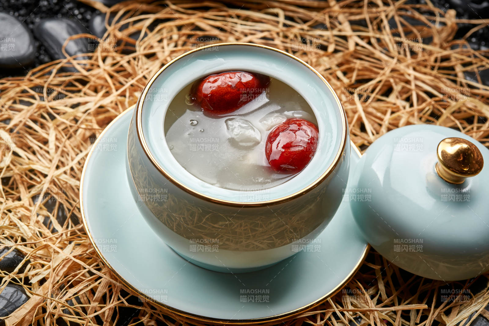 冰糖银耳燕窝红枣羹图片