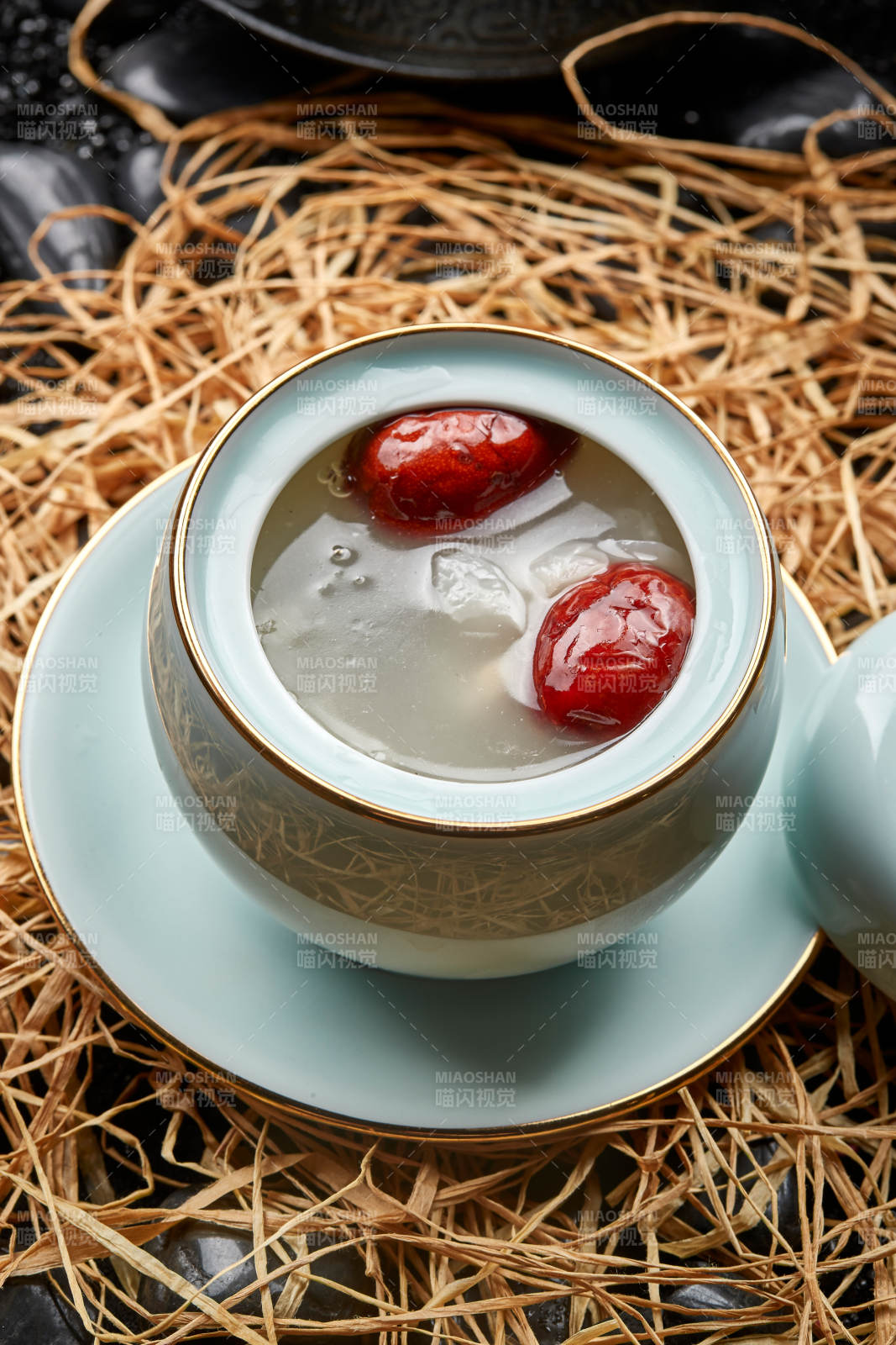 冰糖银耳燕窝红枣羹图片