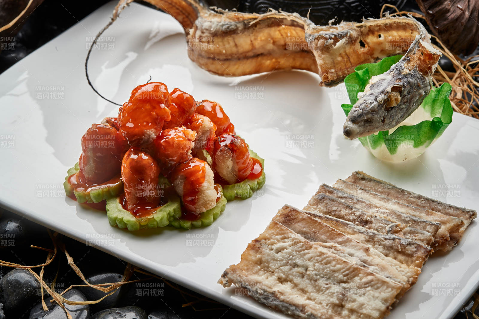 浇汁带鱼肉泥卷配油炸带鱼骨图片