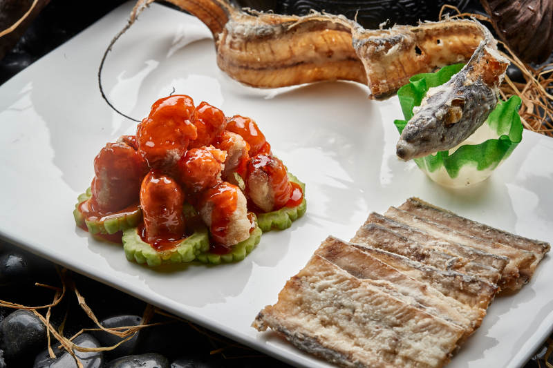 浇汁带鱼肉泥卷配油炸带鱼骨图片