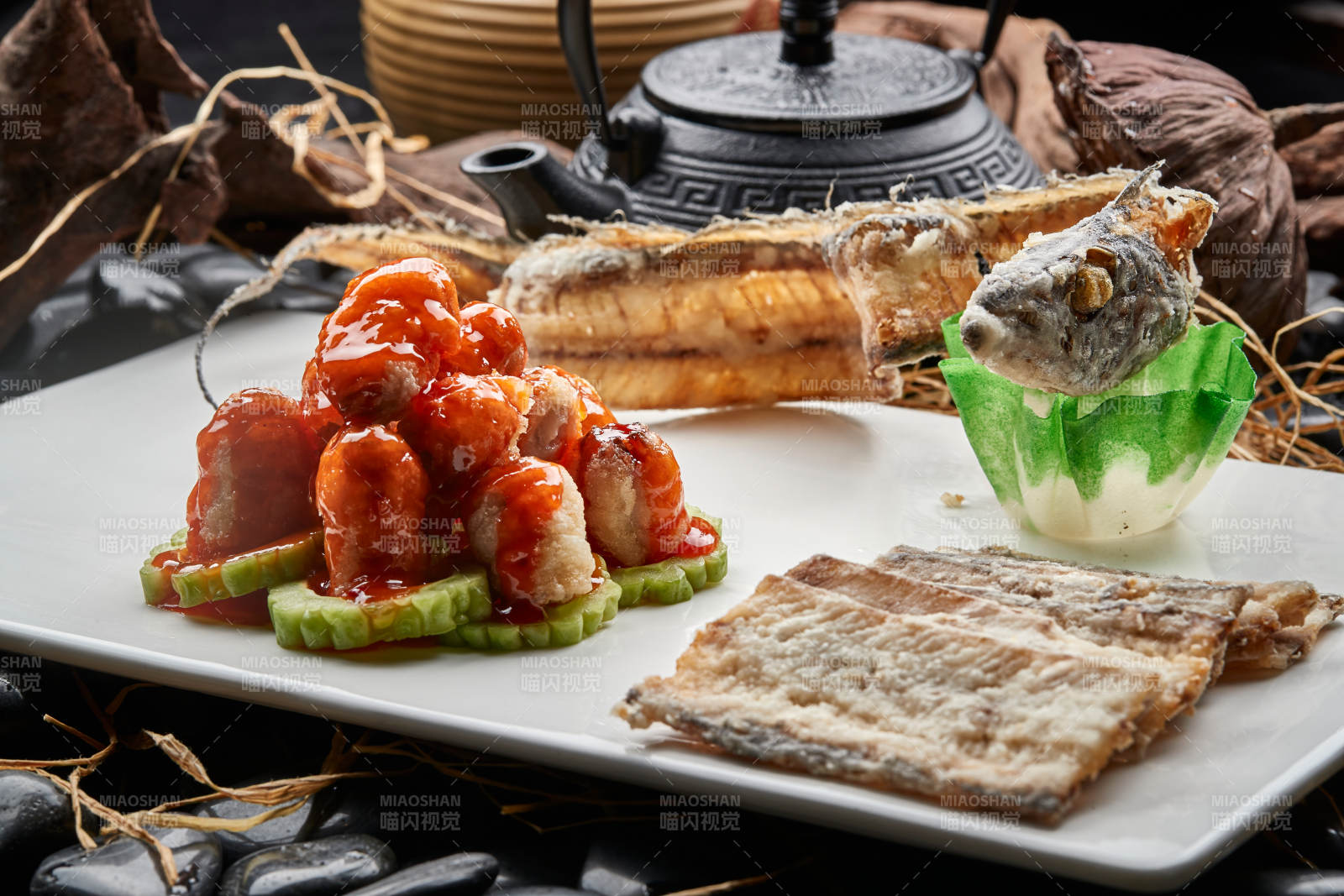 浇汁带鱼肉泥卷配油炸带鱼骨图片