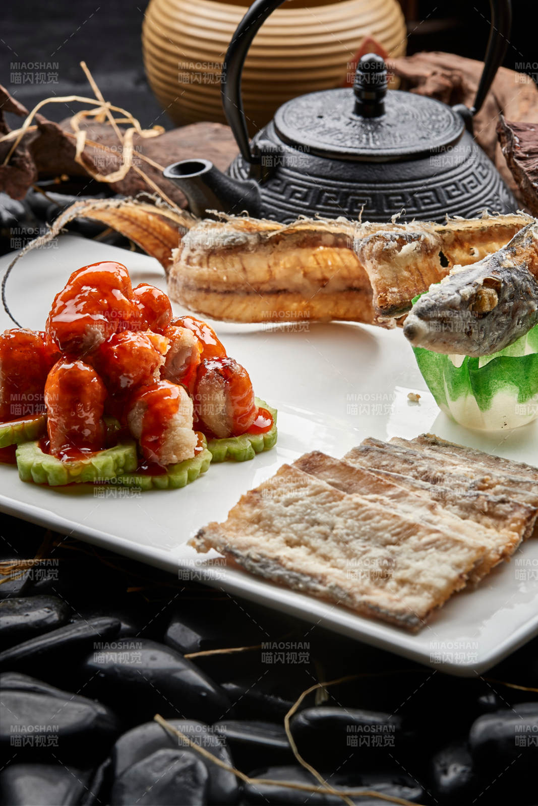 浇汁带鱼肉泥卷配油炸带鱼骨图片