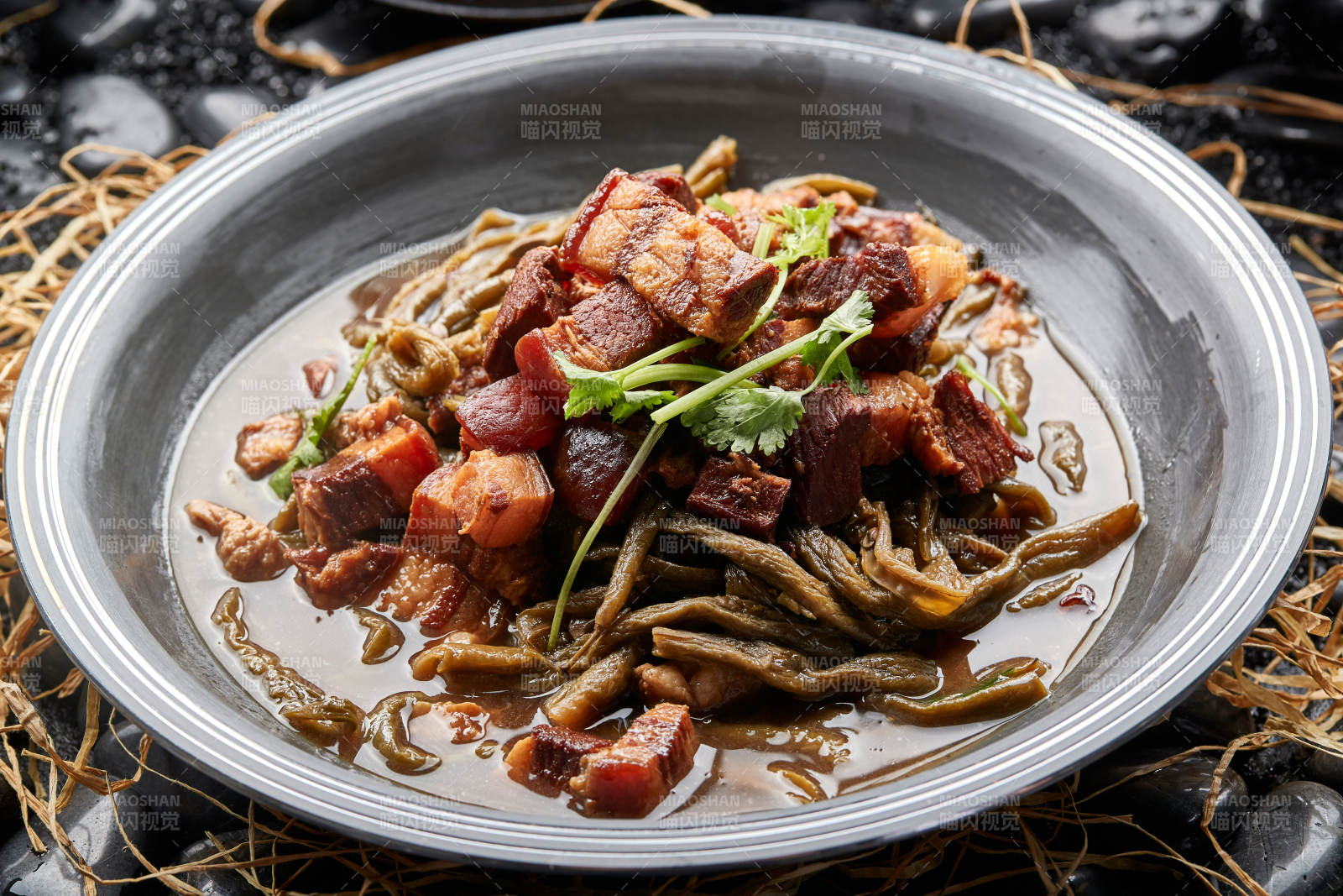 瓜条红烧肉铁锅炖图片