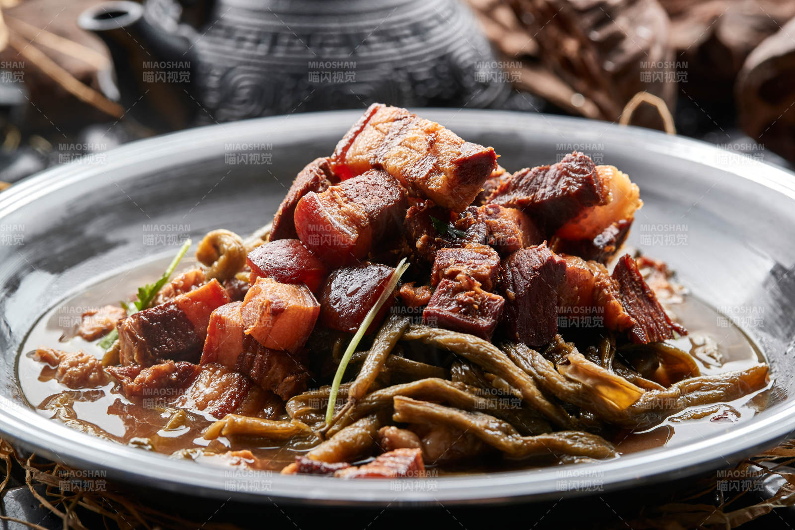 瓜条红烧肉铁锅炖图片