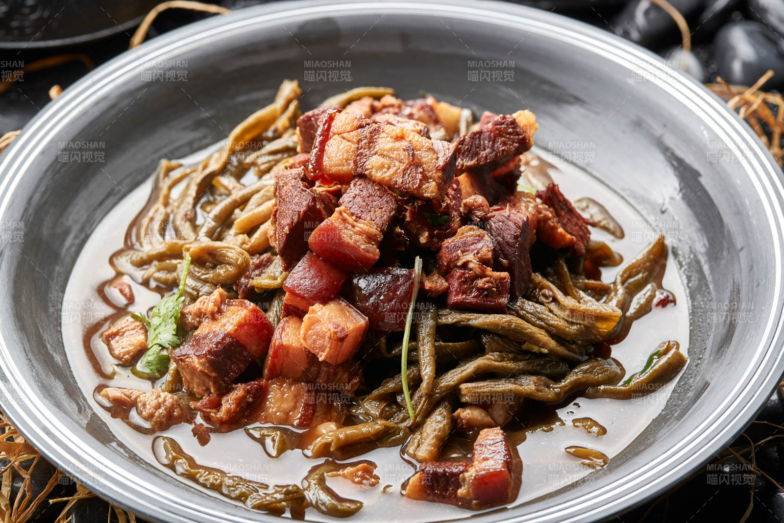 瓜条红烧肉铁锅炖图片