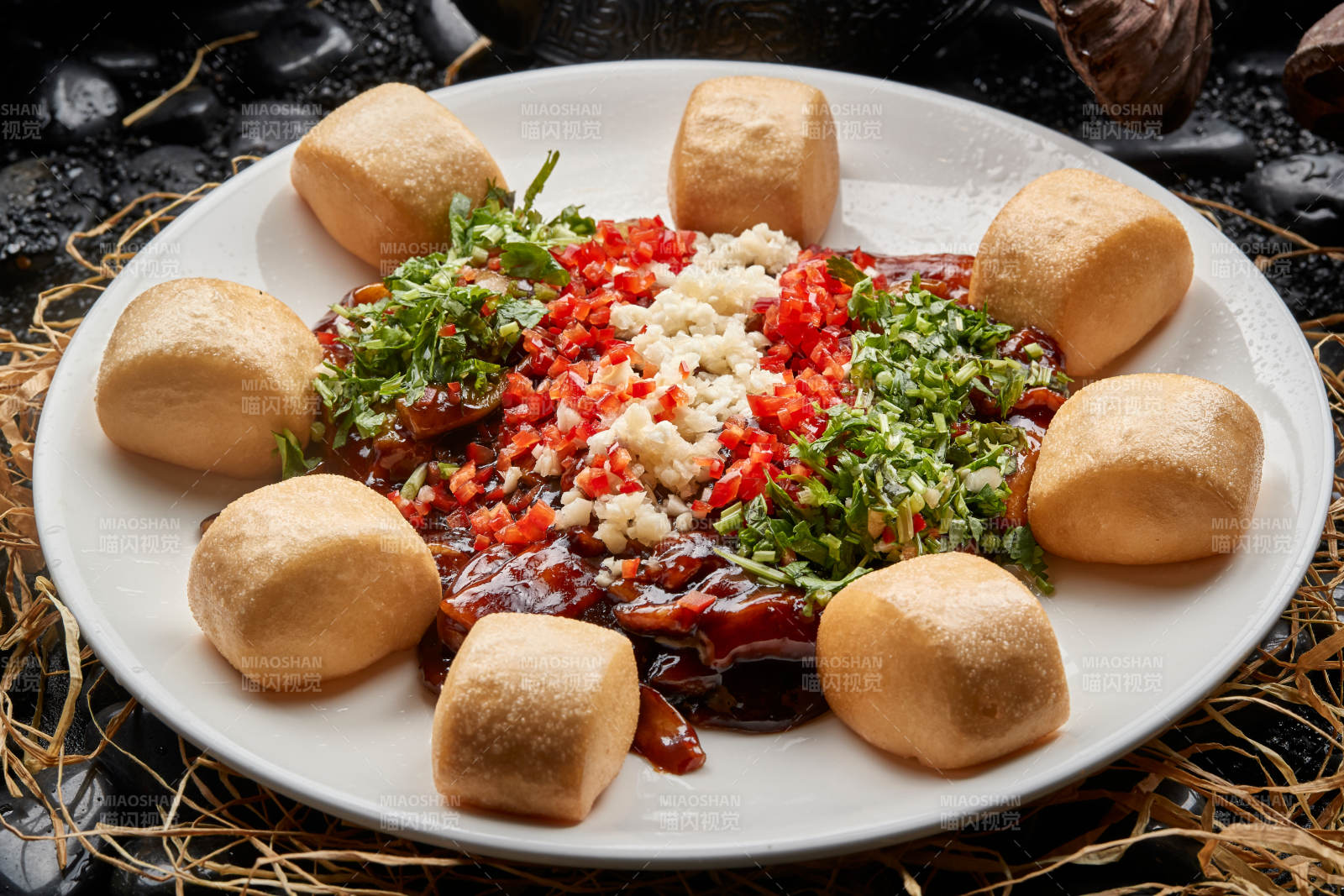 油炸小馒头配剁椒蒜蓉酱汁猪排图片