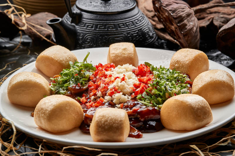 油炸小馒头配剁椒蒜蓉酱汁猪排图片