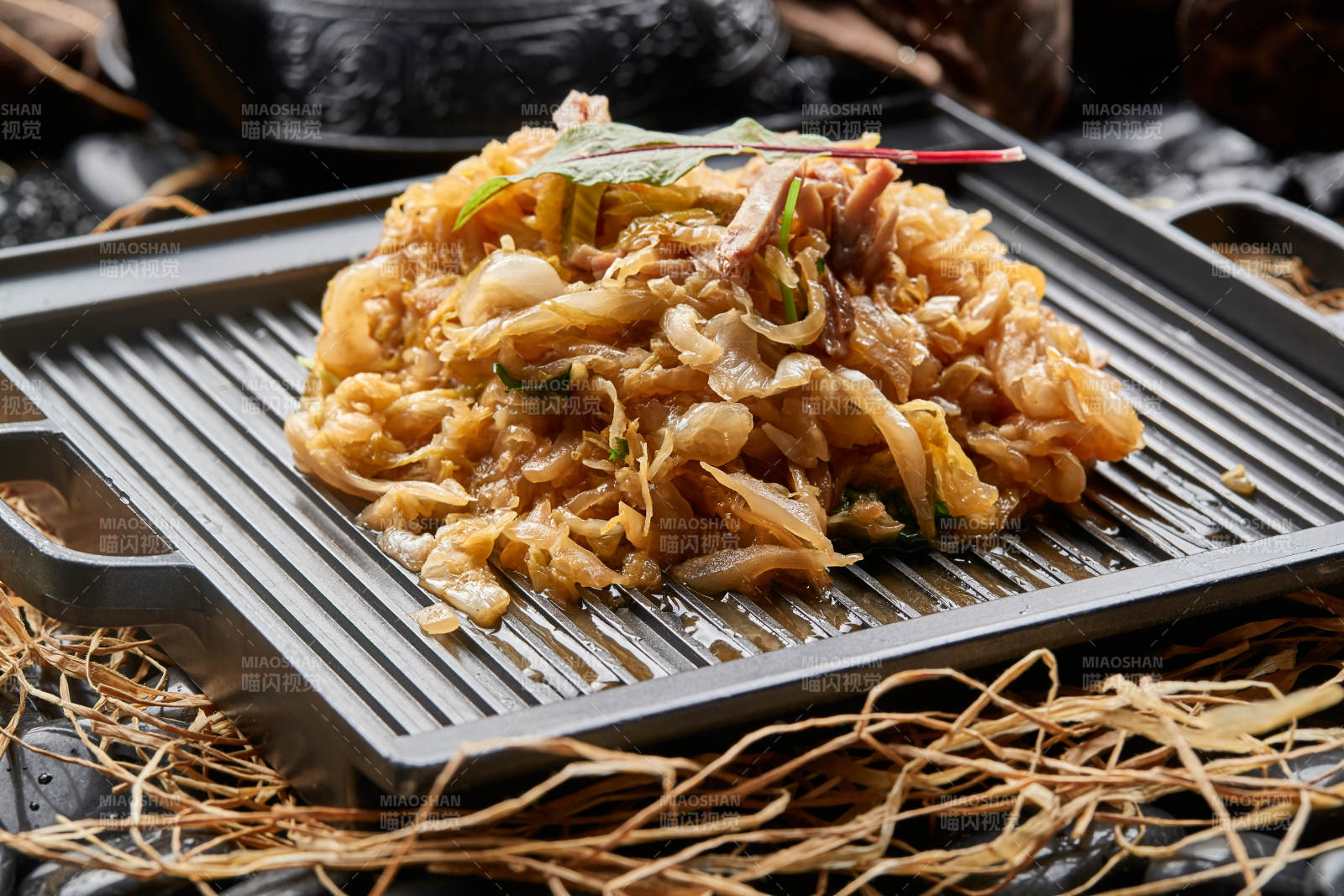 铁板肉丝煸东北酸菜图片