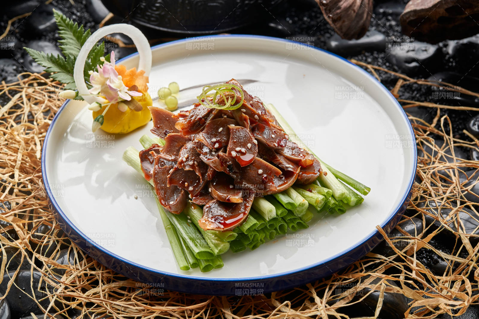 香辣卤味鸡胗配小葱图片