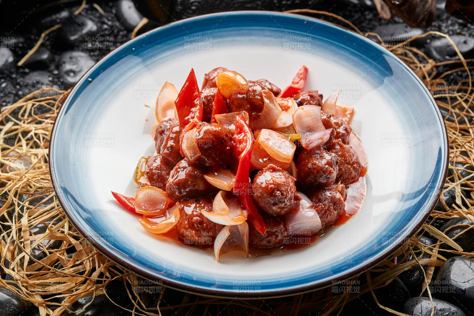 白色瓷盘装的红烧丸子图片