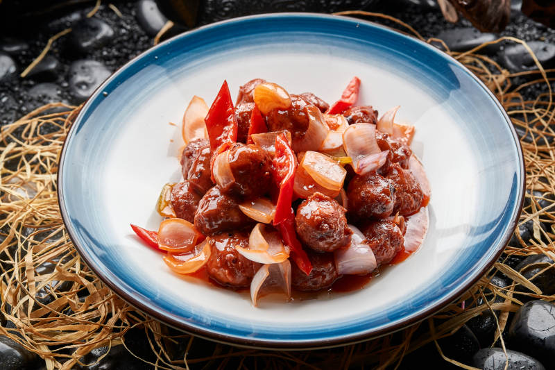 白色瓷盘装的红烧丸子图片