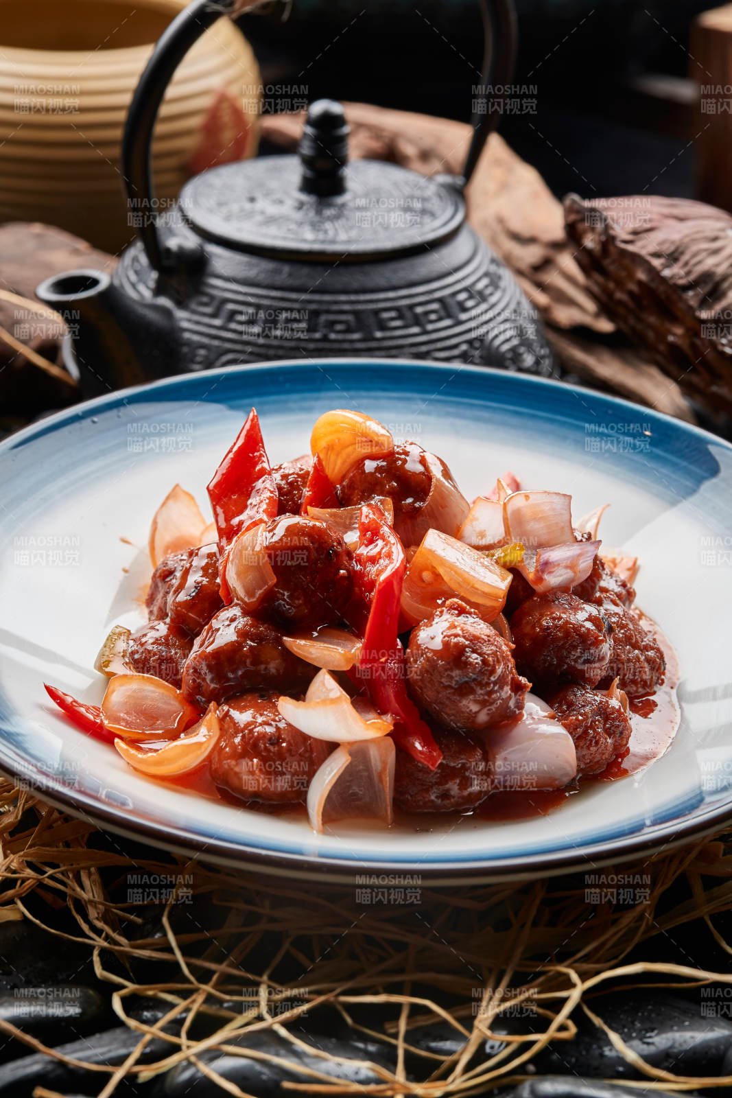 白色瓷盘装的红烧丸子图片