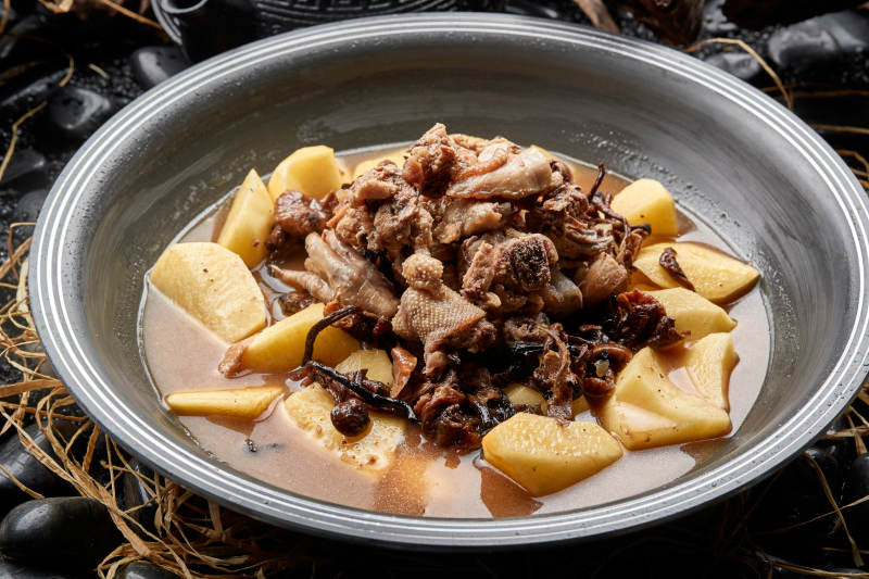 土豆榛蘑铁锅炖柴鸡块图片