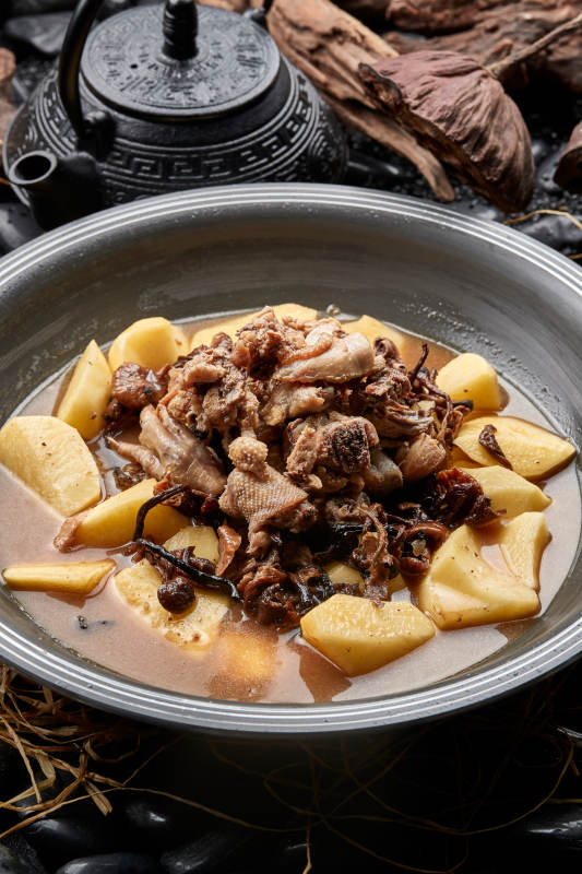 土豆榛蘑铁锅炖柴鸡块图片