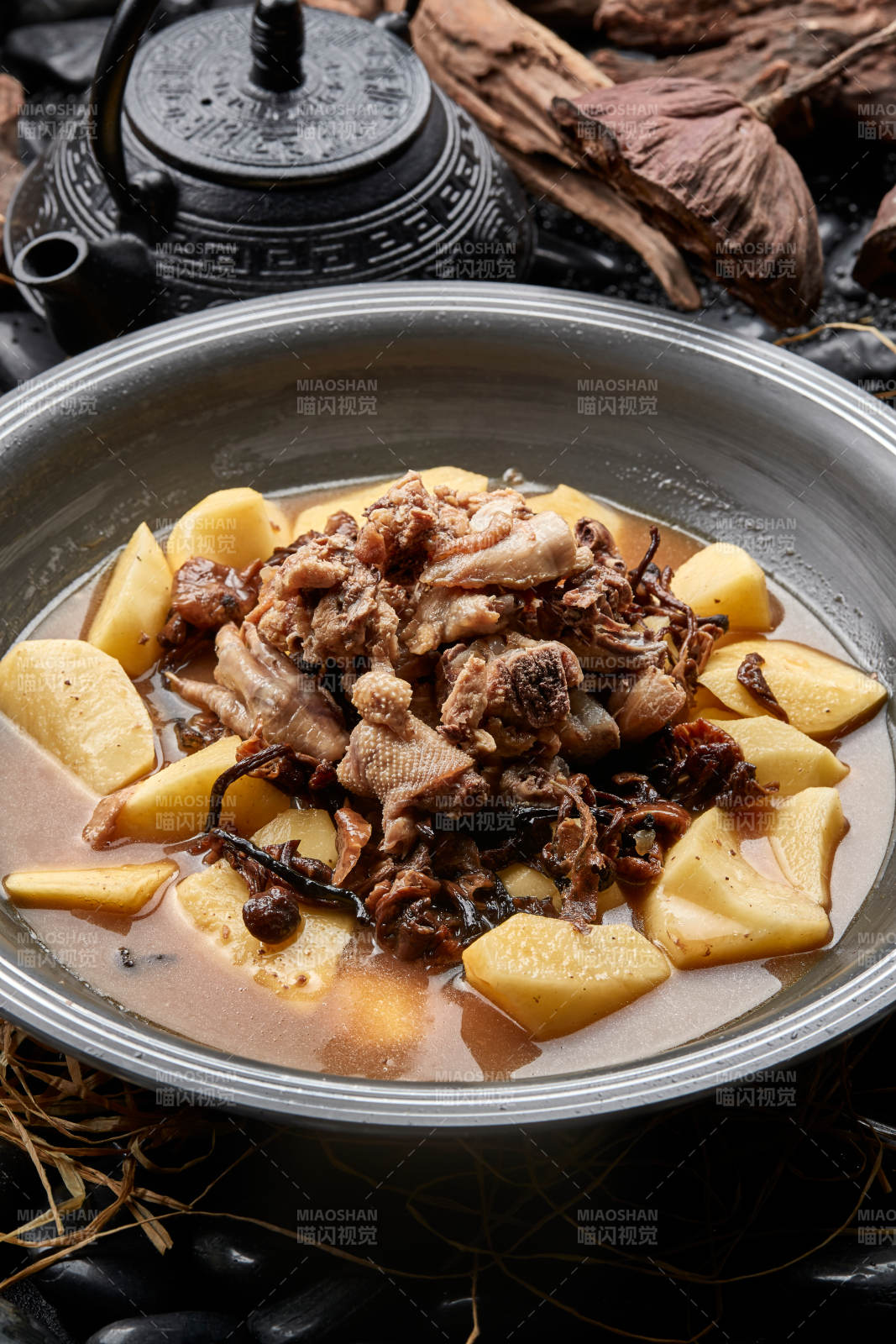 土豆榛蘑铁锅炖柴鸡块图片