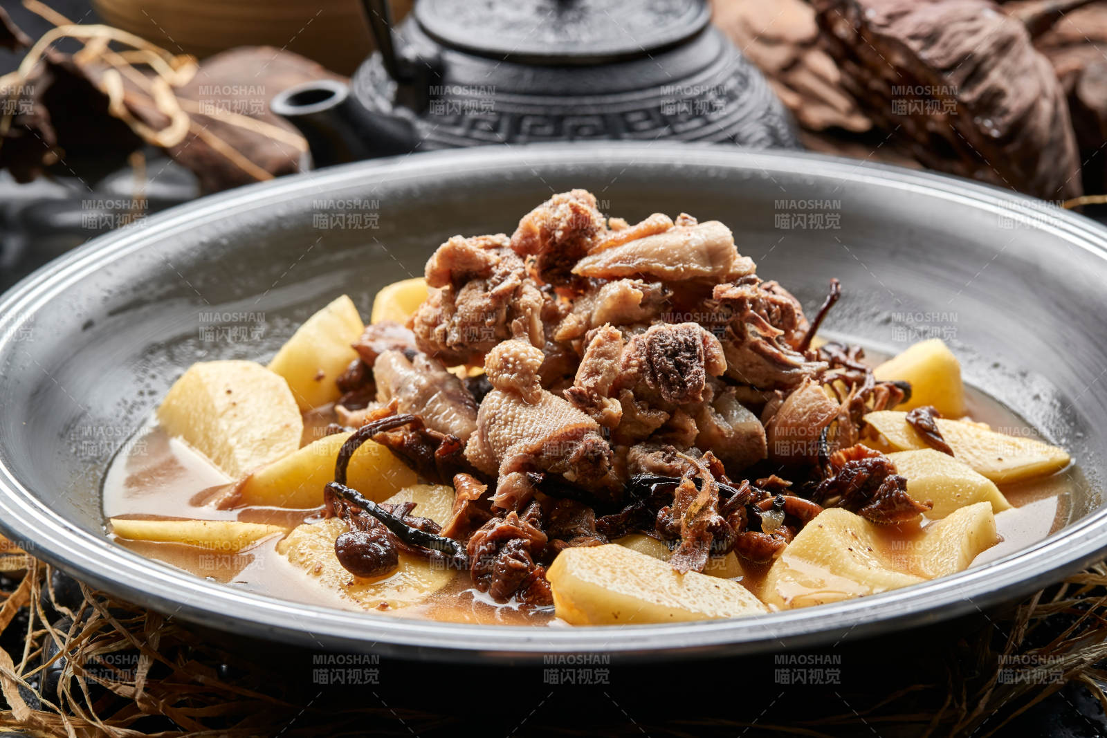 土豆榛蘑铁锅炖柴鸡块图片