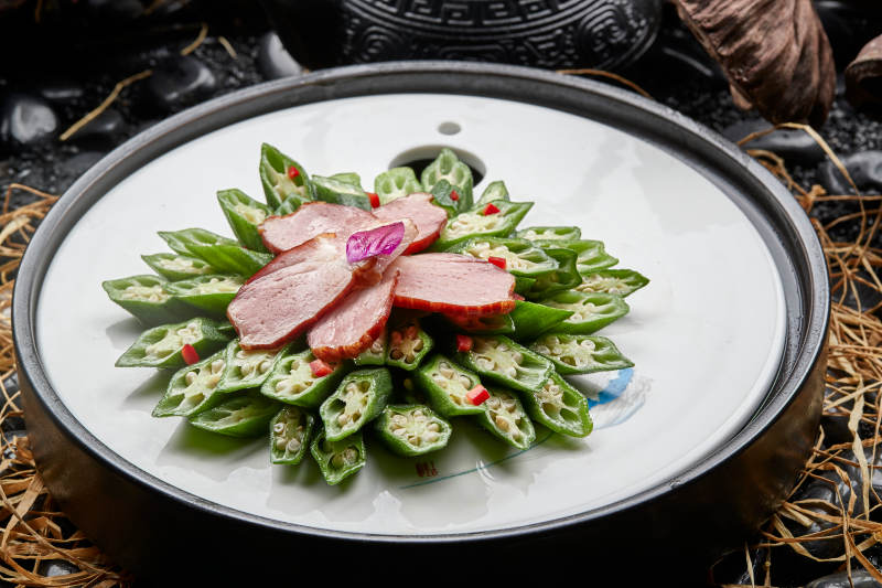 凉拌鲜秋葵配烟熏鸭胸片图片