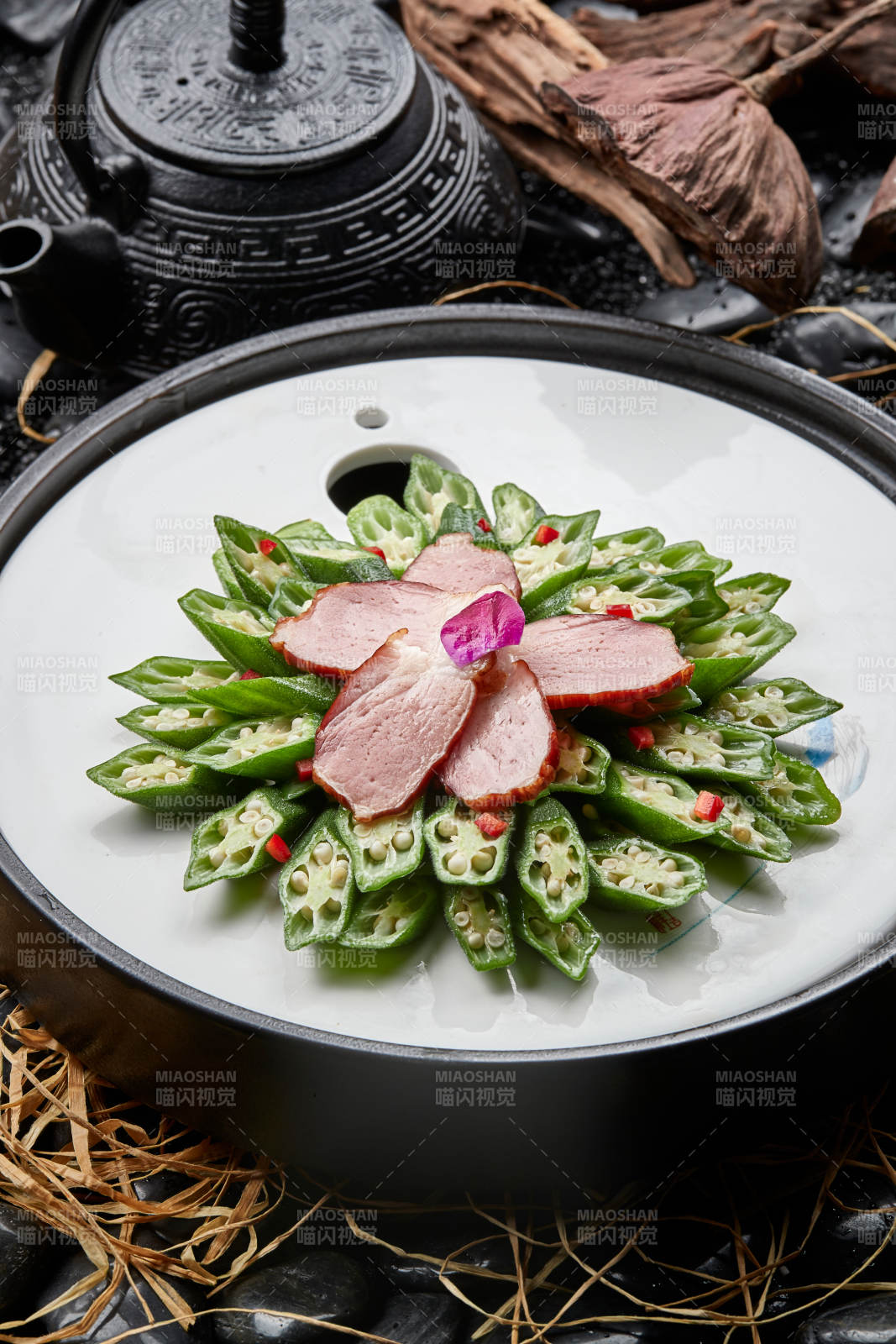 凉拌鲜秋葵配烟熏鸭胸片图片