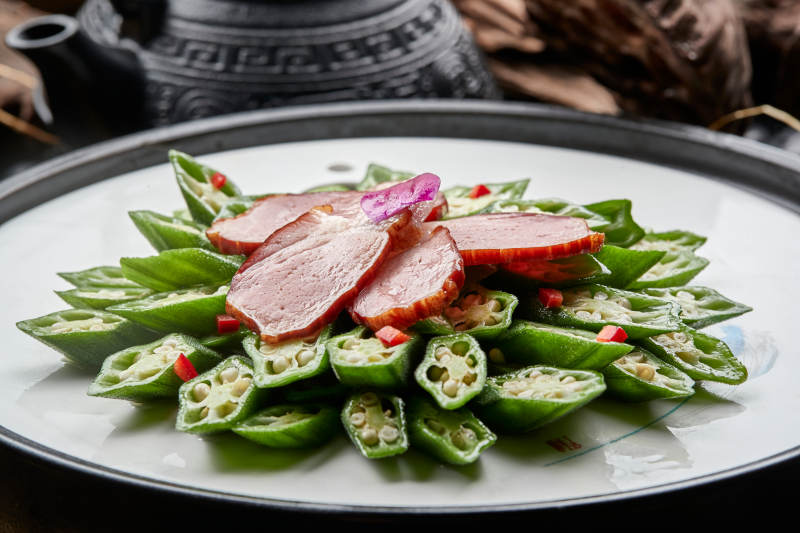 凉拌鲜秋葵配烟熏鸭胸片图片