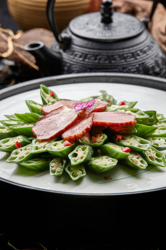 凉拌鲜秋葵配烟熏鸭胸片图片