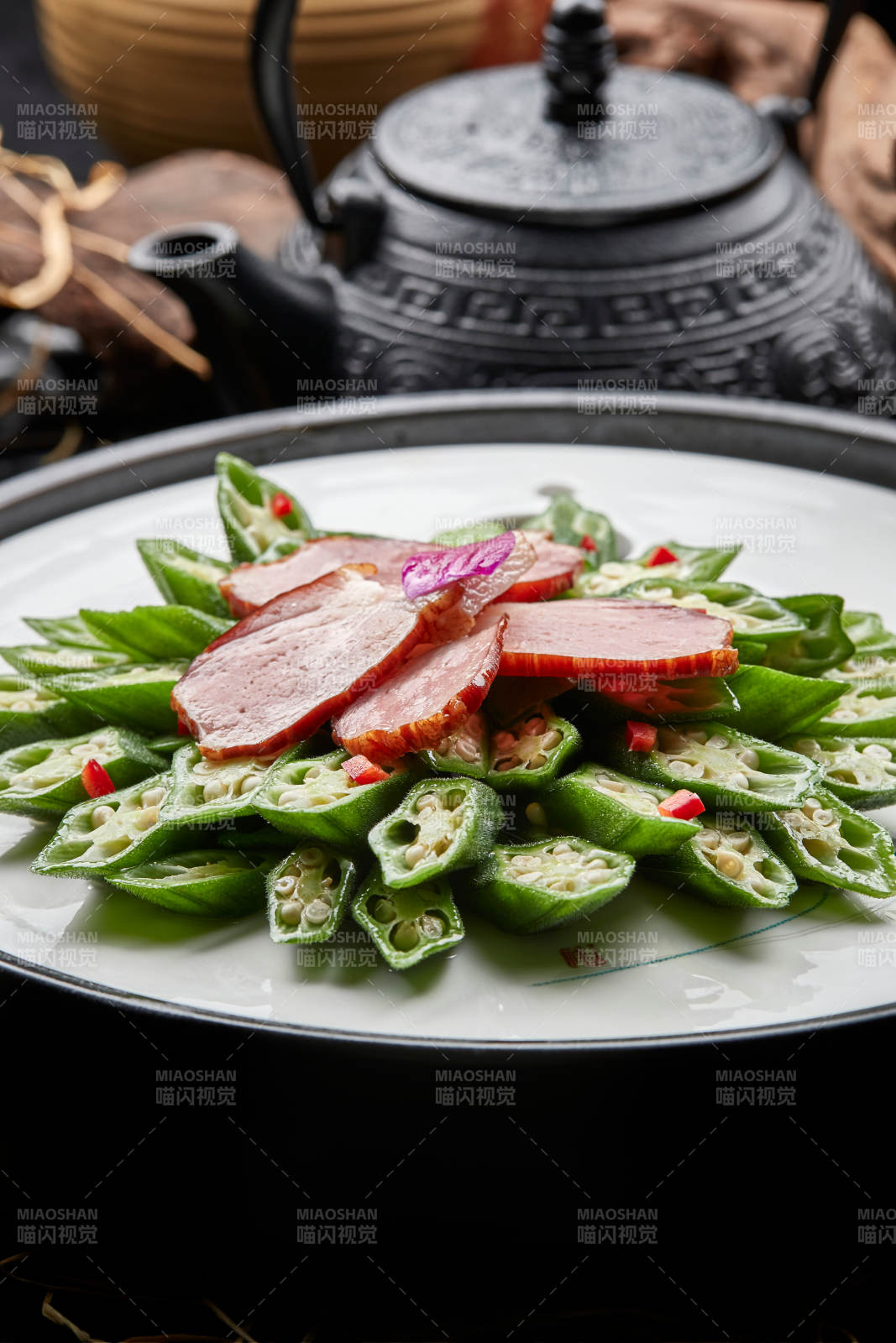 凉拌鲜秋葵配烟熏鸭胸片图片