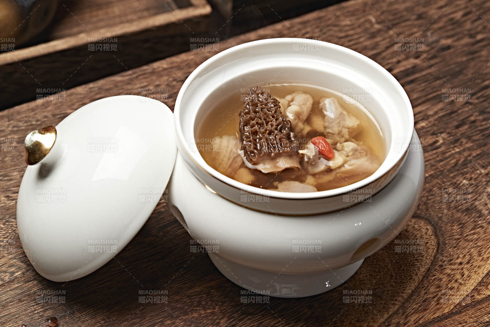 羊肚菌炖土鸡汤图片