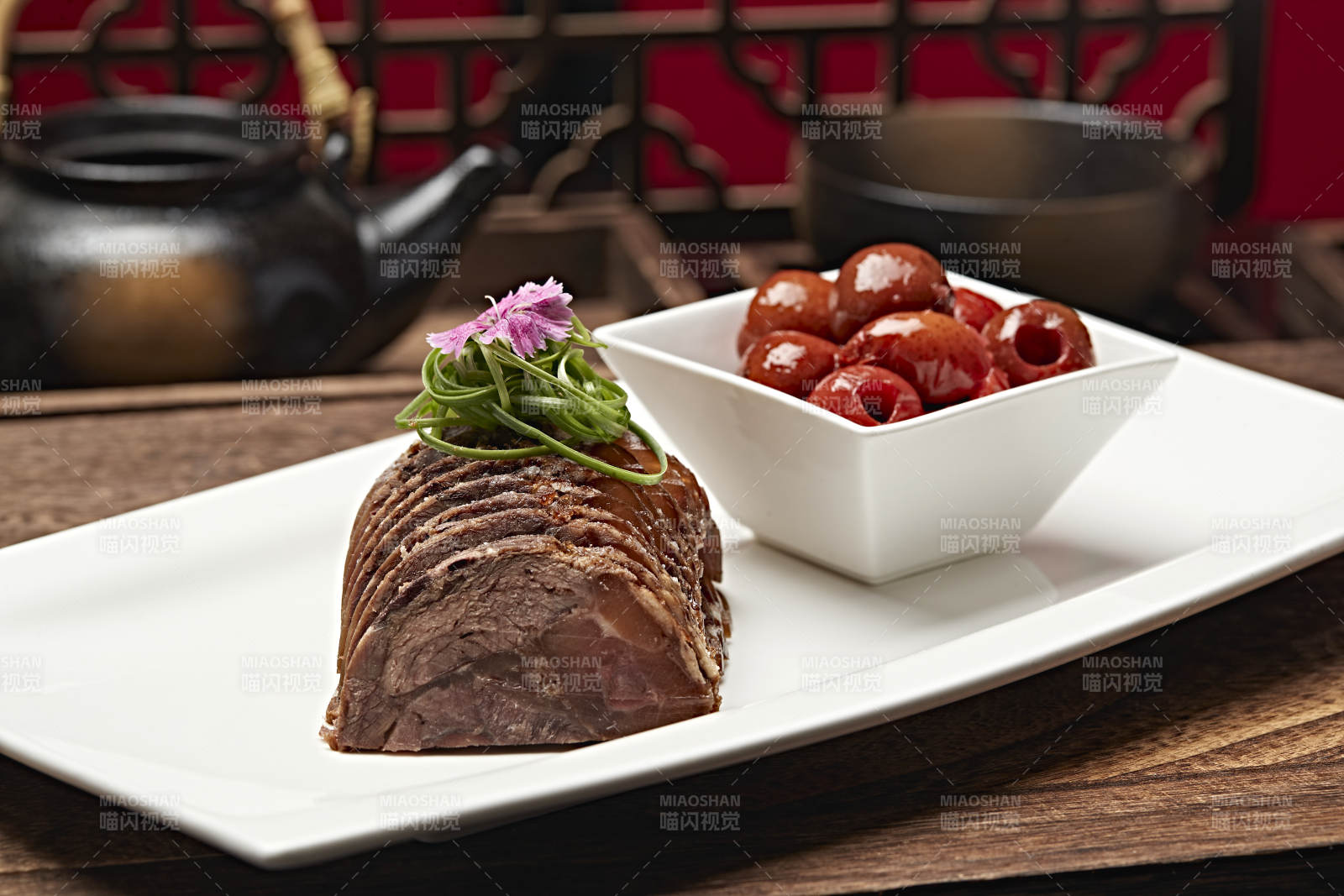 五香牛腱切片配山楂果图片