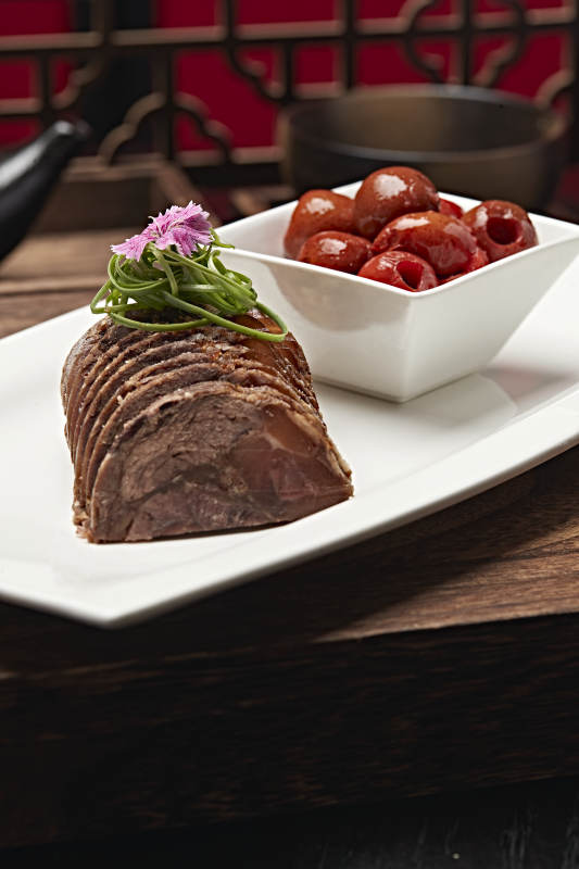 五香牛腱切片配山楂果图片