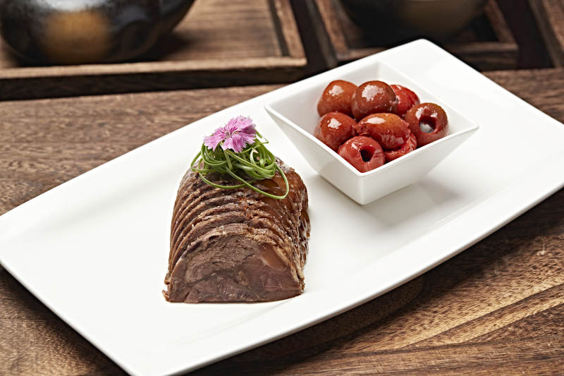 五香牛腱切片配山楂果图片