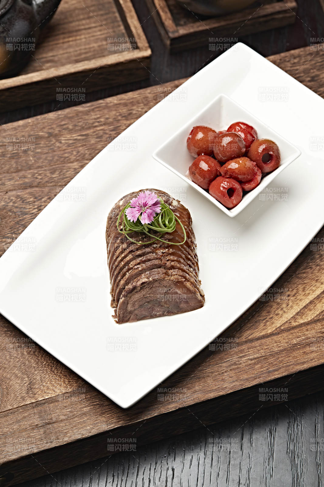 五香牛腱切片配山楂果图片