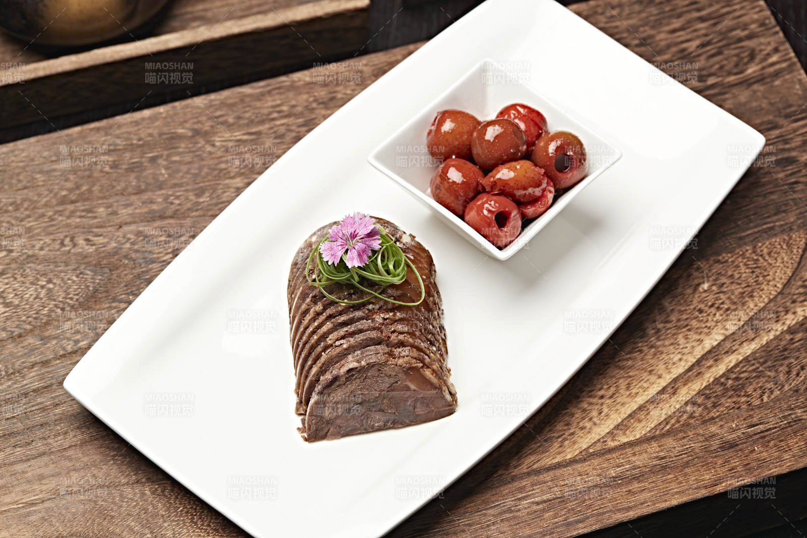 五香牛腱切片配山楂果图片