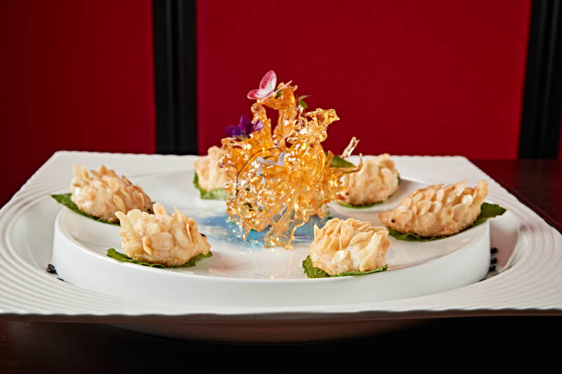 可爱小刺猬形状的油炸杏仁虾饼图片