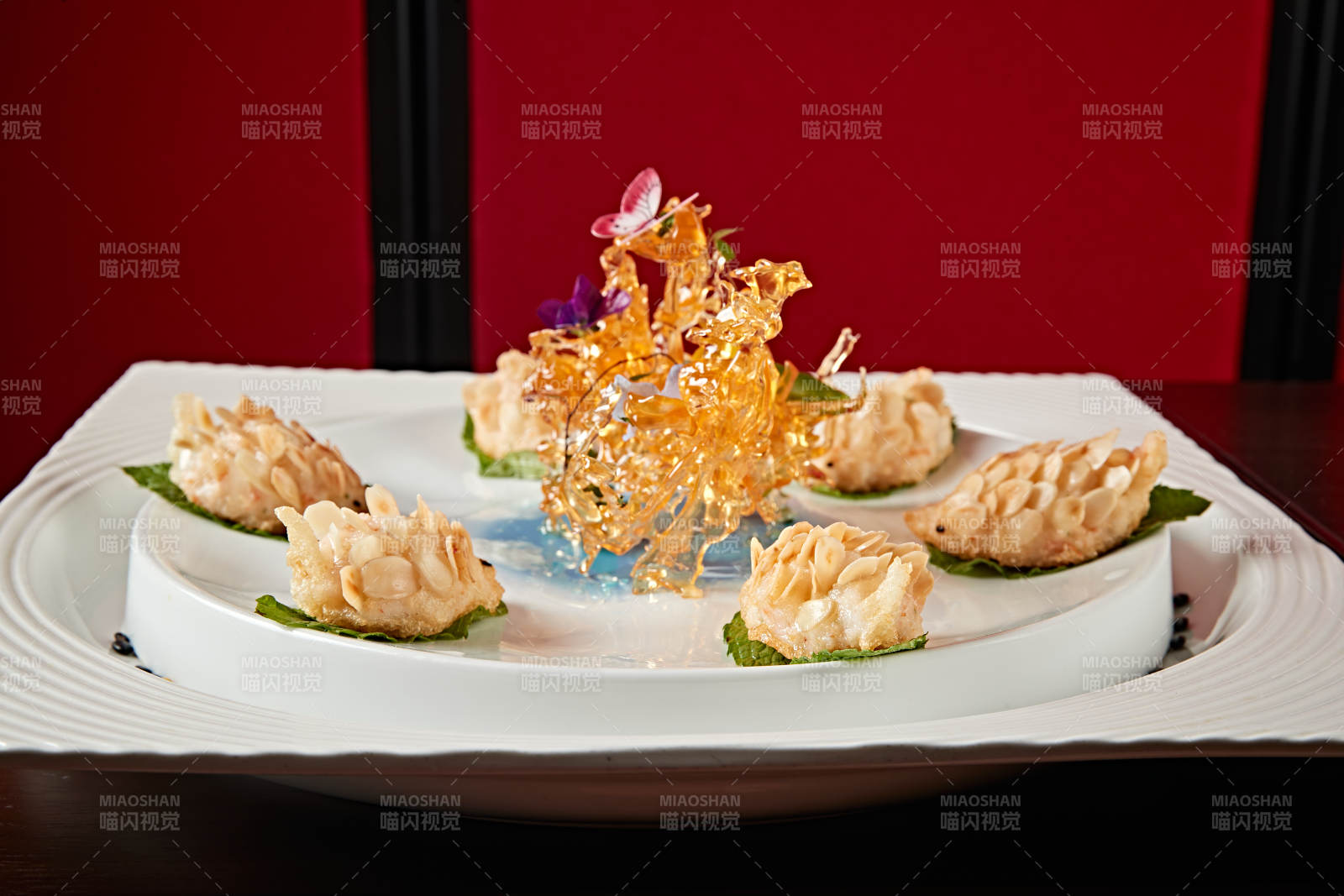 可爱小刺猬形状的油炸杏仁虾饼图片