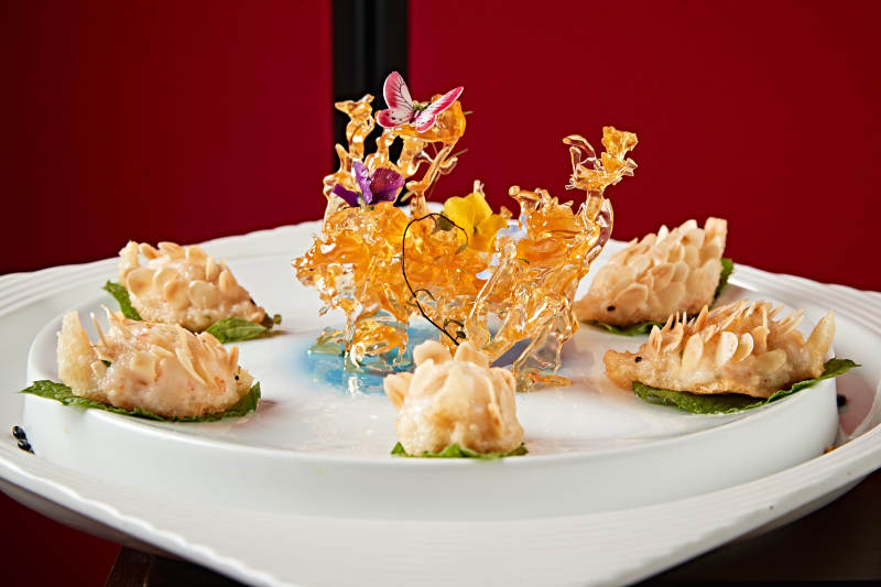 可爱小刺猬形状的油炸杏仁虾饼图片